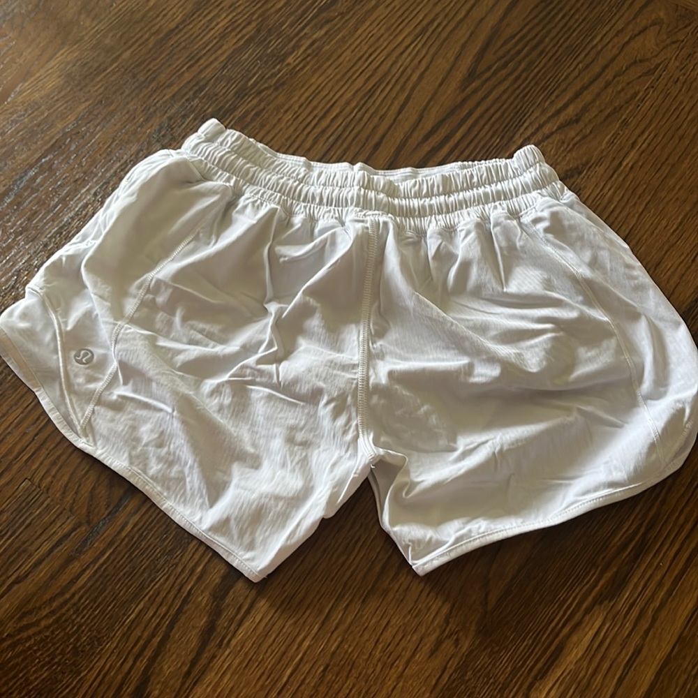 4 inch lululemon white hotty hot shorts size 4